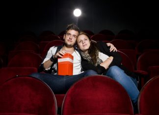 Atmintinė merginoms: ar susimąstėte, kodėl vaikinai kviečia į kino teatrą?
