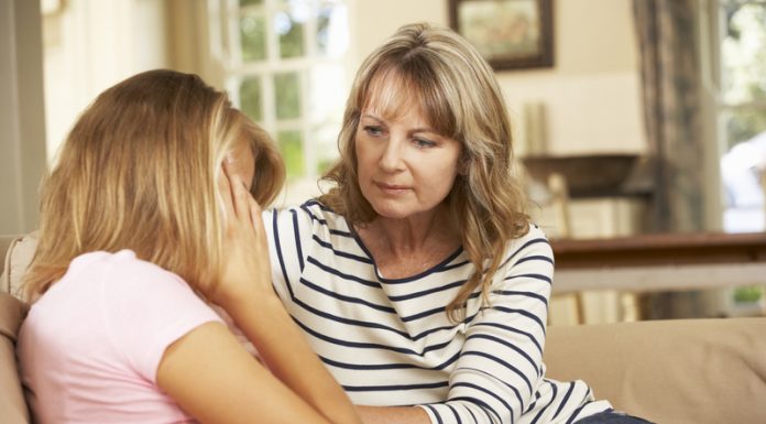 Šeši klausimai, kuriuos mama turi užduoti paauglei dukteriai ir tai gali padėti išsaugoti artimą ryšį bei tarpusavio pasitikėjimą