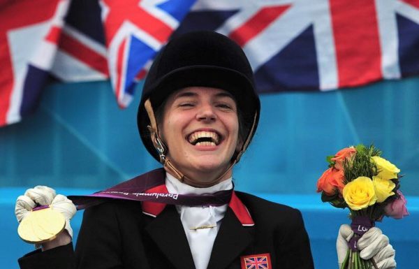 Sophie Christiansen, serganti cerebriniu paralyžiumi, iškovojo 10 medalių parolimpinėse jojimo sporto varžybose, įgijo magistro laipsnį ir dirba stambiame banke (video)