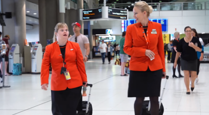Mergina su Dauno sindromu gavo svajonių darbą aviakompanijoje