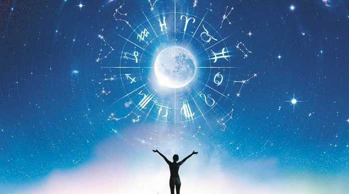 12 Zodiako ženklų ir moteris iškėlusi rankas