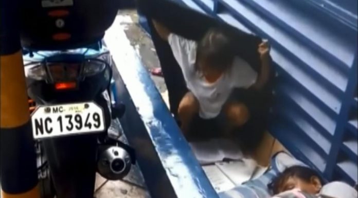 Benamė mergaitė ruošia pamokas pliaupiant lietui – keliantis pasigėrėjimą paaiškinimas: nori labai gerai mokytis ir būti pirmoji moksleivė klasėje (video)