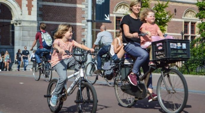 Vaikai ir sveika gyvensena: 12 priežasčių, kodėl naudinga važinėti dviračiais