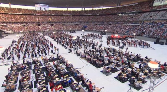 Daugiau kaip 1 tūkst. muzikantų atliko kartu vieną žinomiausių AC/DC kūrinių (2 vaizdo įrašai)