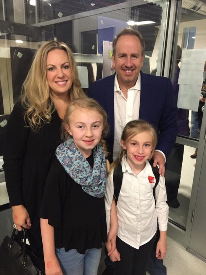tėtės šokis pirmutinė Chris-Starkey-and-family