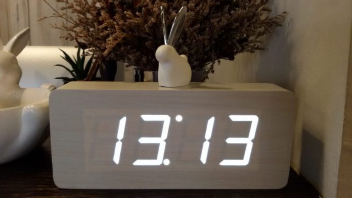 veidrodiniai skaičiai laikrodyje