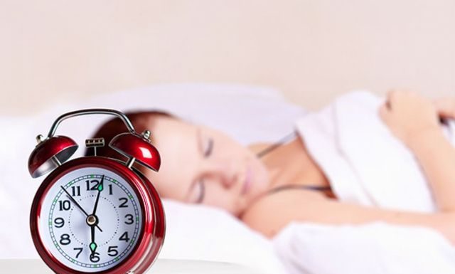 Kodėl pabundame likus kelioms minutėms iki žadintuvo skambėjimo?