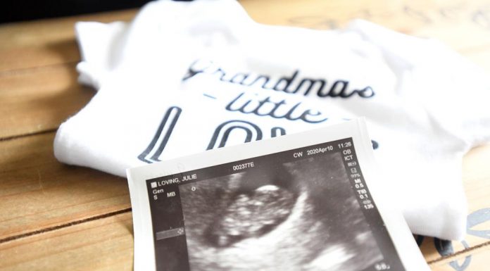 Pasiaukojimas: pakaitinės motinos – močiutės, savo vaikams pagimdžiusios savo anūkus
