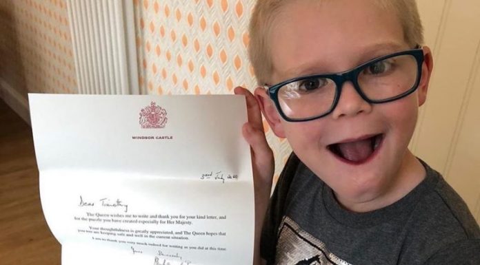 7 metų berniukas sukūrė dėlionę Anglijos karalienei Elizabeth II, kad ji nenuobodžiautų per pandemiją