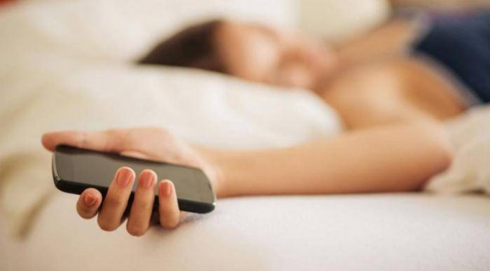 Kodėl neturėtumėte naudoti telefono kaip žadintuvo?