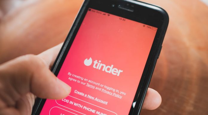 Pažintys Tinder: vaikinas apsimetė našliu, kol į restoraną atėjo jo žmona, o kitas atsinešė į pasimatymą savo motinos pelenus