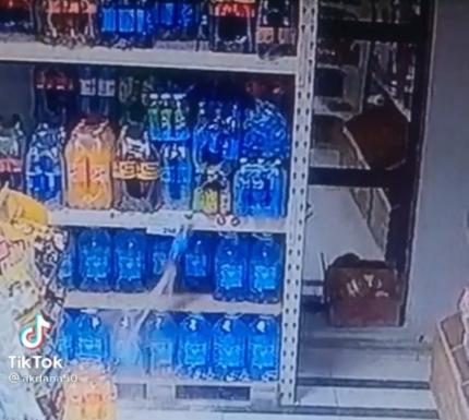 Nepatikėsite: ant grindų nukritęs mineralinio vandens butelis pats užšoko ant lentynos (vaizdo įrašas)