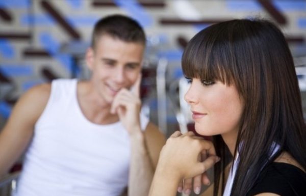Mokslininkai paaiškino, kodėl jaučiame pašalinį žvilgsnį net jei ir nematome žmogaus?