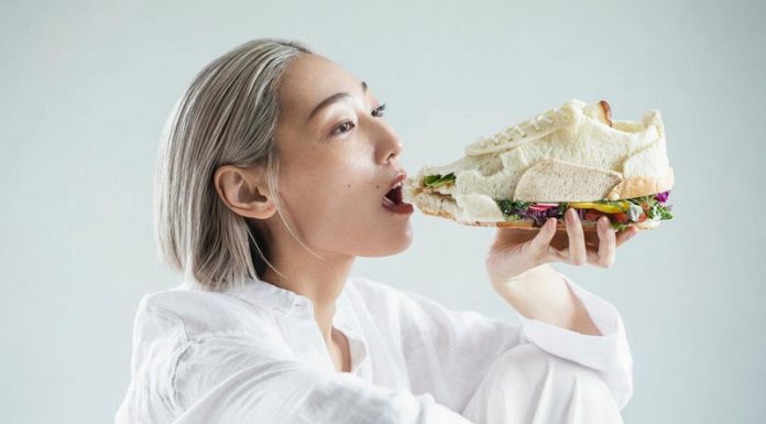 Japonų dizainerė skrudintą duoną paverčia meno kūriniais ir juos… valgo (vaizdo įrašas)