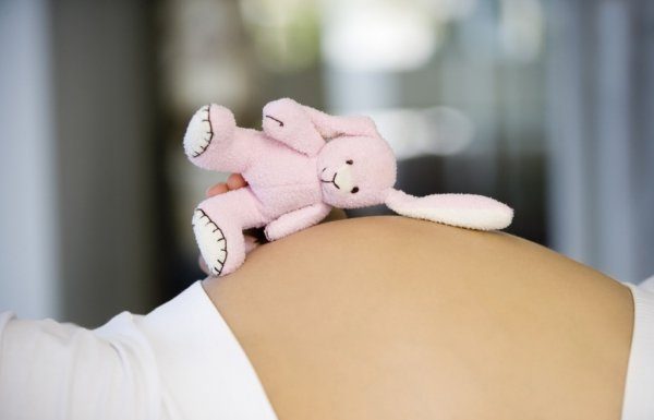 Pagrindinė ankstyvo dukters nėštumo priežastis – kontakto su motina trūkumas ar nebuvimas