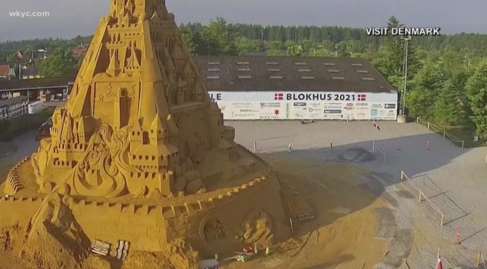 Danijoje iš smėlio pastatė koronaviruso pilį, kurios aukštis daugiau nei 20 metrų (vaizdo įrašas)