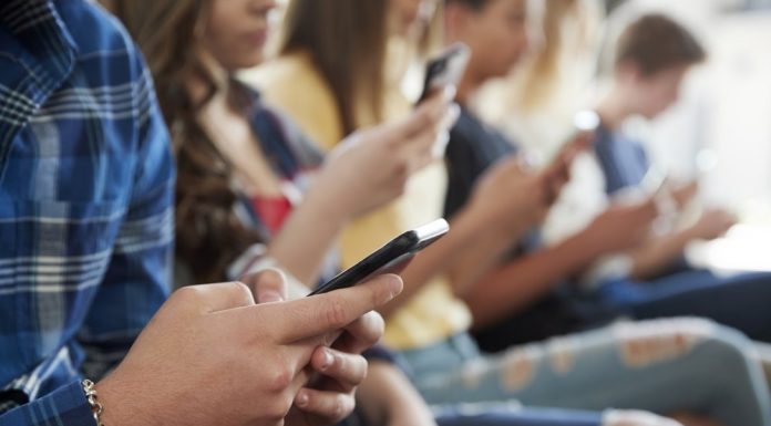 Tyrimas: mobilieji telefonai blogina paauglių atmintį