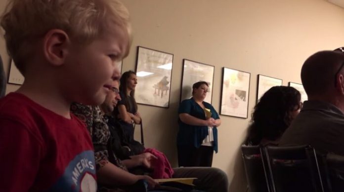 Mažylis verkia pirma