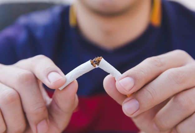 atsisako rūkyti perlaužia cigaretę2