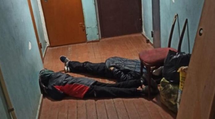 Saratovo srityje motinos išvytų iš namų ir miegančių koridoriuje berniukų nuotraukos, patalpintos socialiniuose tinkluose, sukėlė didžiulę audrą