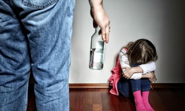 25 faktai apie alkoholį: piktnaudžiaujant svaigalais, sutrinka neuromediatorių funkcijos, dėl to atsiranda depresija ir nestabili psichinė būsena