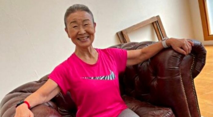90 metų japonė, dirbanti kūno rengybos trenere, lengvai padaro ir špagatą