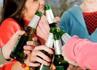 Kas nutinka, tapus priklausomais nuo alkoholio (vaizdo įrašas)