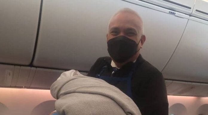Moteris pagimdė lėktuve, skrendant virš Atlanto