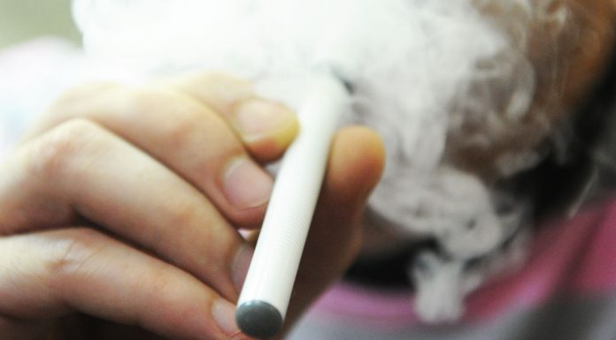 Elektroninės cigaretės kaip reikiant kerta per potenciją: turėtų ypač suklusti vaikinai