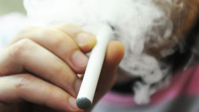 paauglys rūko elektroninę cigaretę2