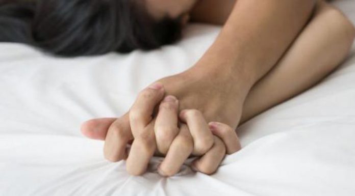 Kodėl lytinio akto metu patiriamas orgazmas yra nepalyginamai ryškesnis ir stipresnis už masturbacijos sukeliamą orgazmą?