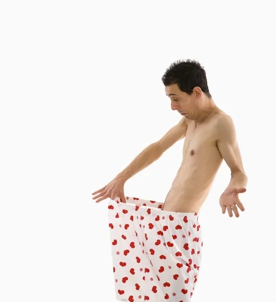 vyras žiūri po apatiniais