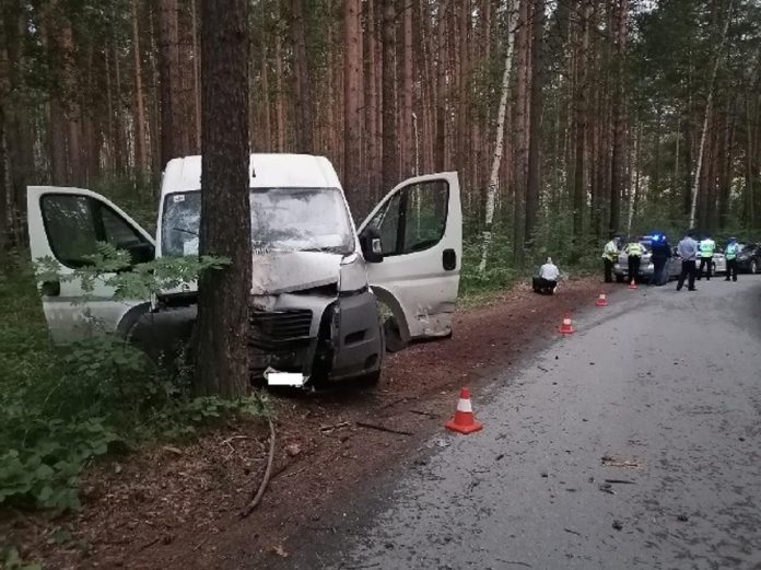 girtas tėvas vairavo automobilį
