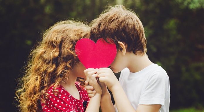 Kaip 12 – 14 metų mergaitės išgyvena įsimylėjimą