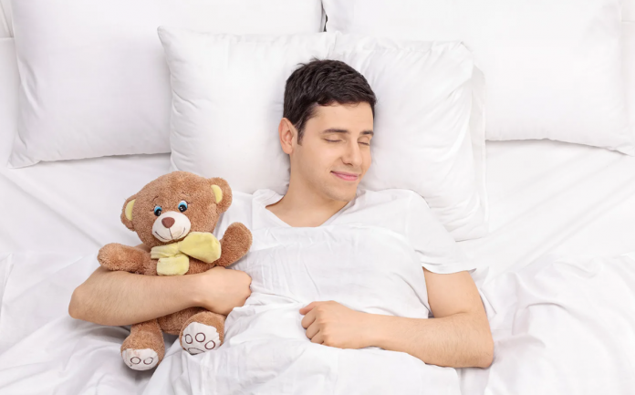 vyras miega su pliušiniu žaislu