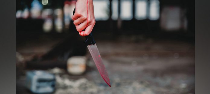 vyras su kruvinu peiliu rankose